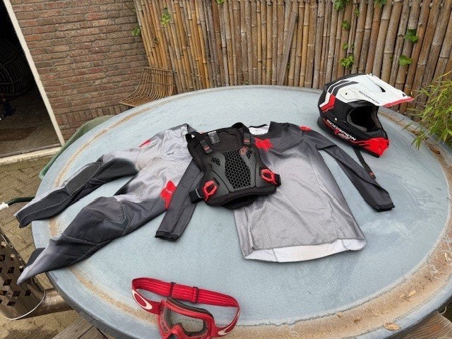 Crossmotor complete kledingset inclusief helm te koop, Fietsen en Brommers, Ophalen, Zo goed als nieuw, Overige typen