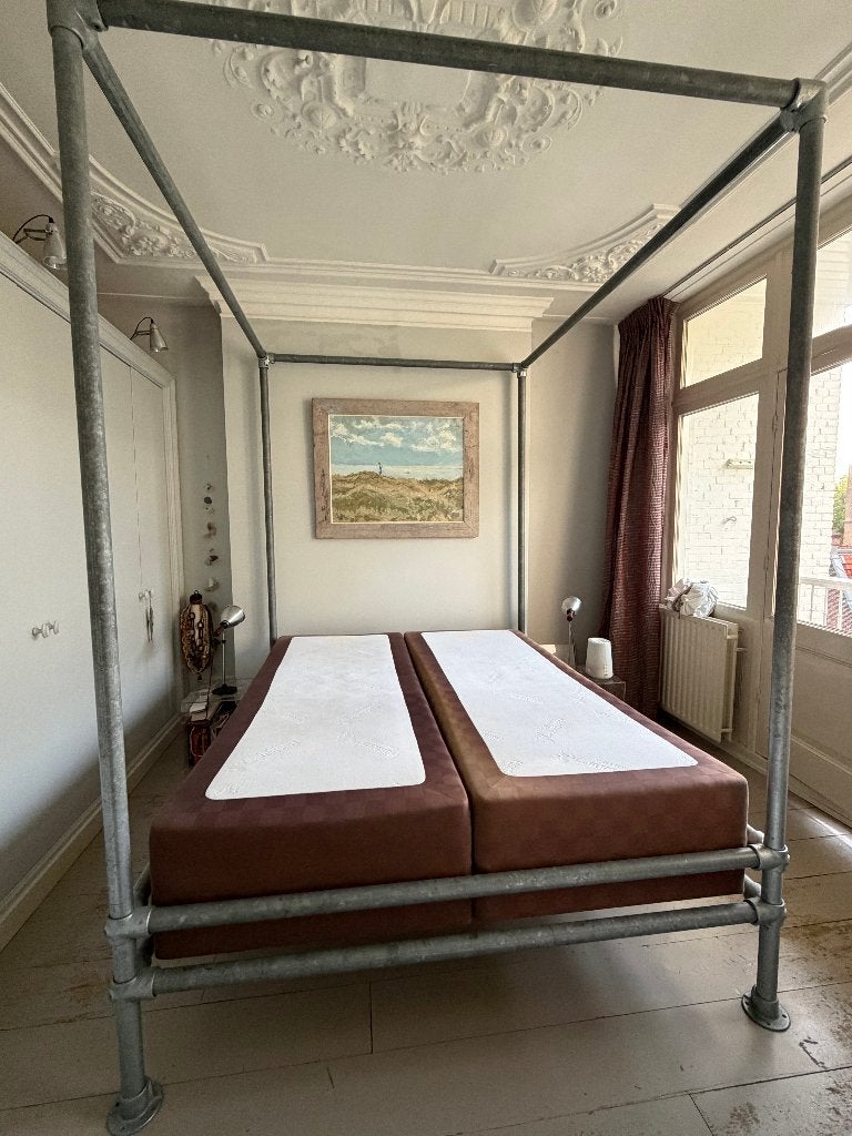 Hästens bedden met steigerbuizen ombouw