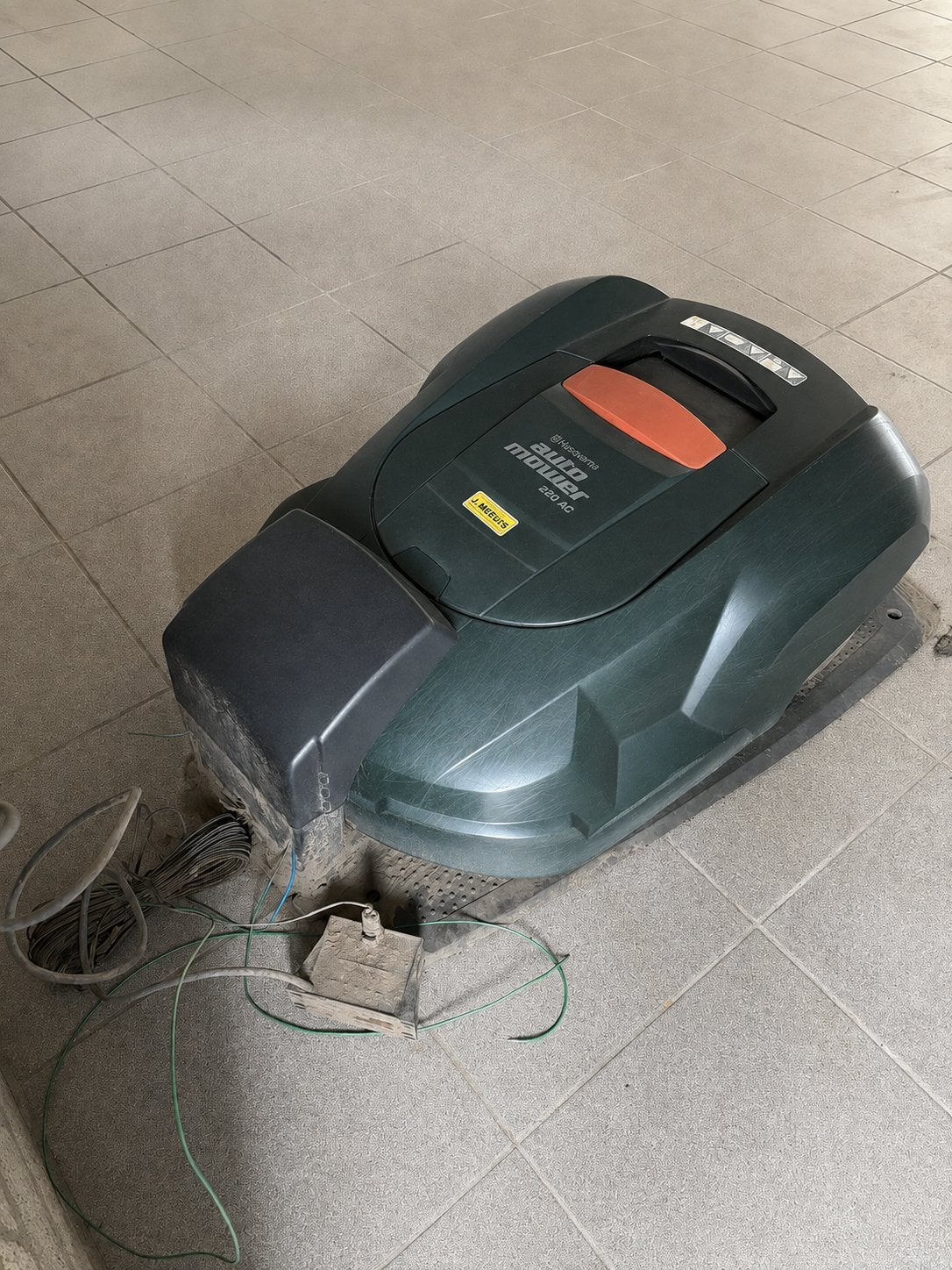 Husqvarna Automower 220 AC robotmaaier met laadstation, Ophalen, Zo goed als nieuw, 20 tot 25 cm