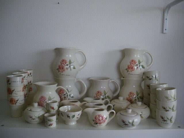 Jet Rose is a Rose servies, Ophalen of Verzenden, Zo goed als nieuw, Bord(en), Wedgwood