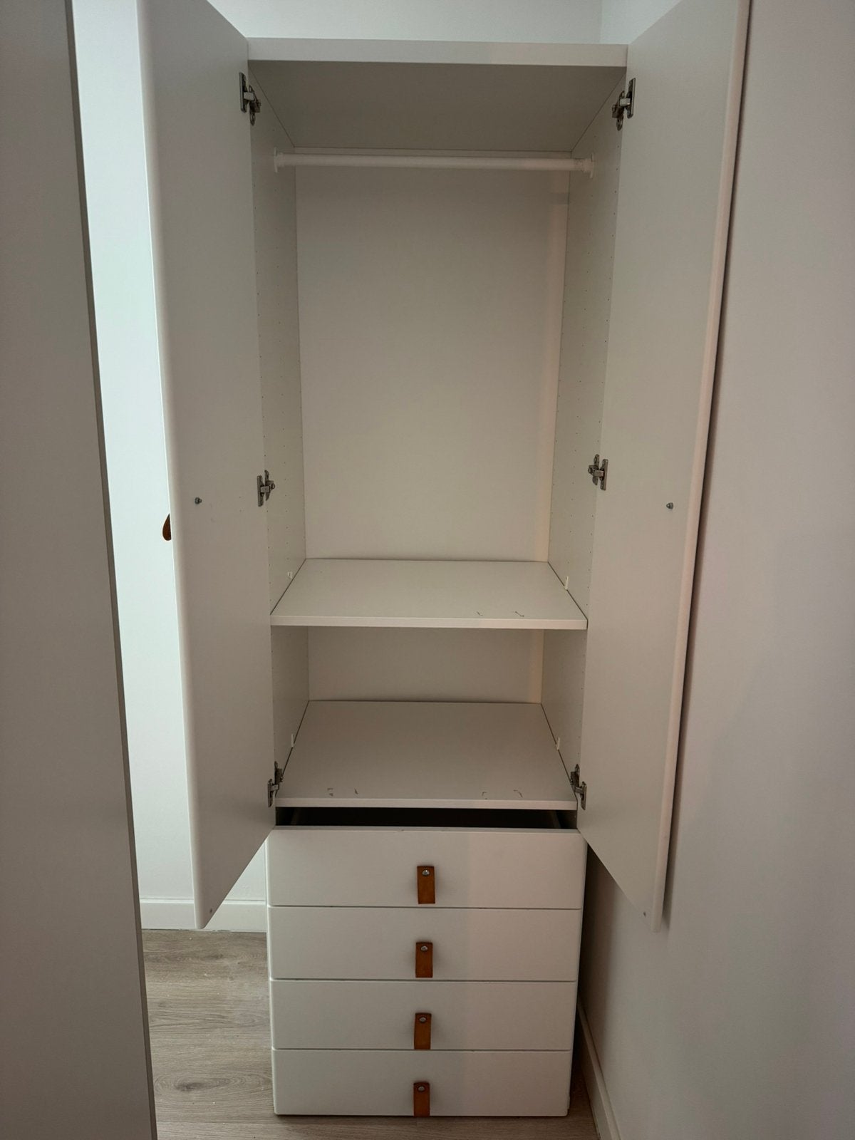 Foto 4 van Kledingkast kinderkamer Ikea Besta