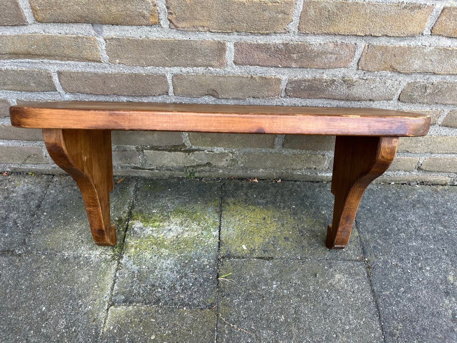 Houten wandplank met sierlijke beugels, Ophalen of Verzenden, Gebruikt