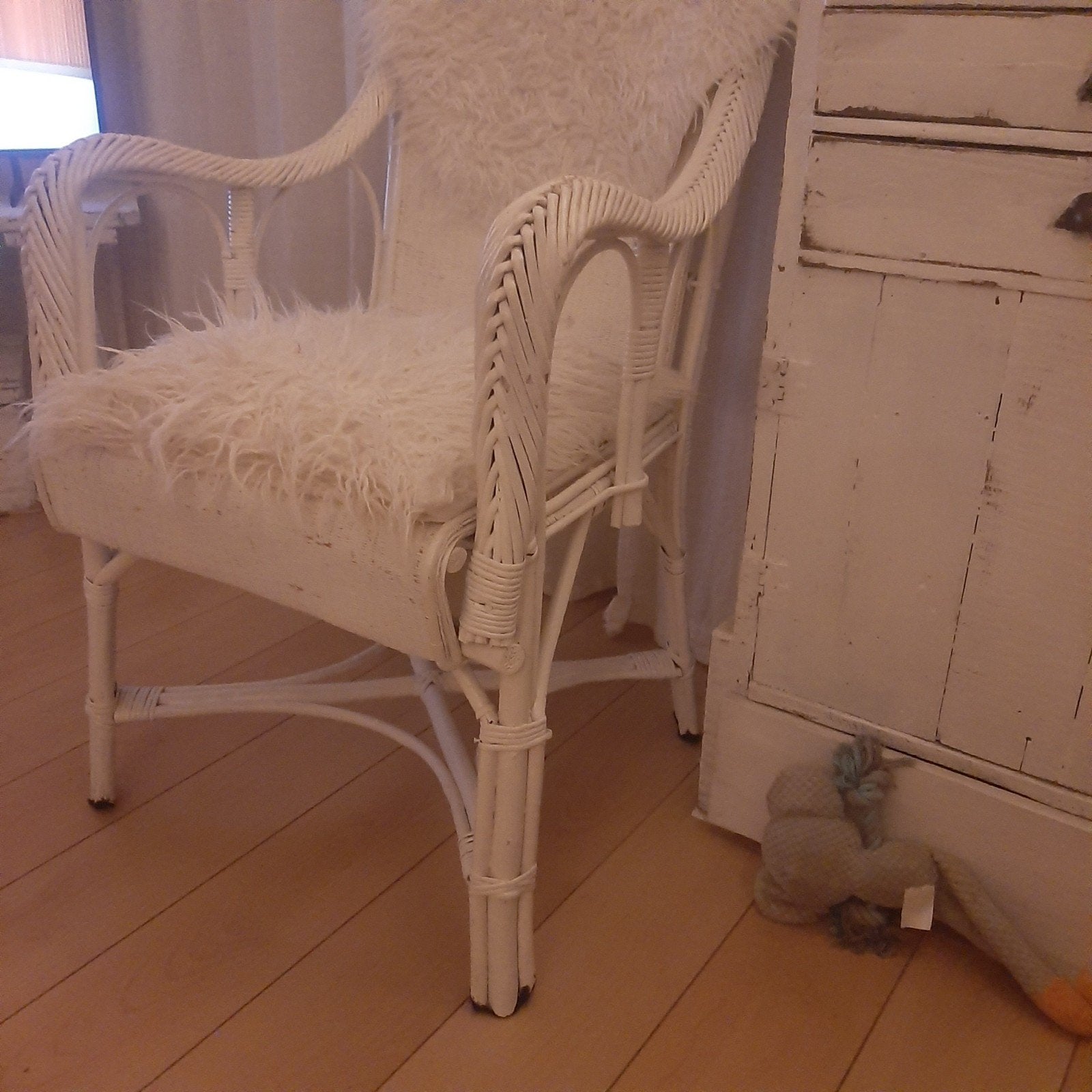Witte rotan stoel met schapenvacht kussen, Huis en Inrichting, Gebruikt, Wit, Riet of Rotan, Eén