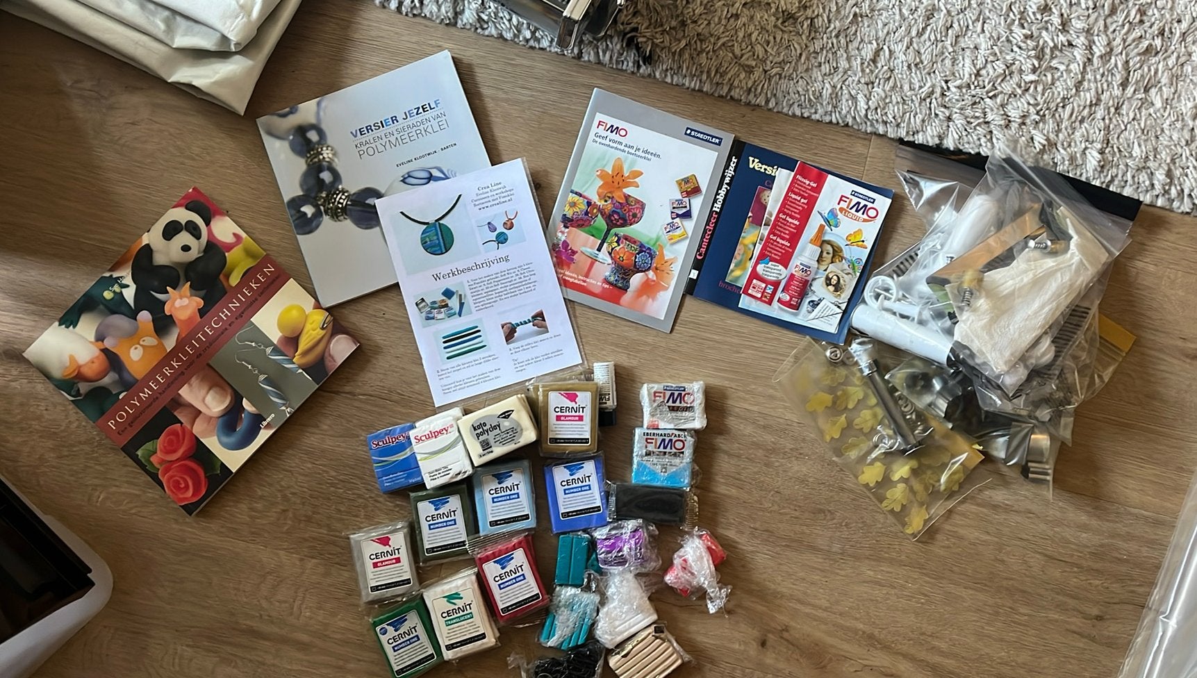 Diverse klei en benodigdheden, Hobby en Vrije tijd, Ophalen, Zo goed als nieuw, Knutselmateriaal