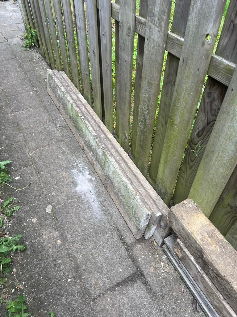Gratis Beton palen en grond platen voor een schutting, Ophalen, Gebruikt