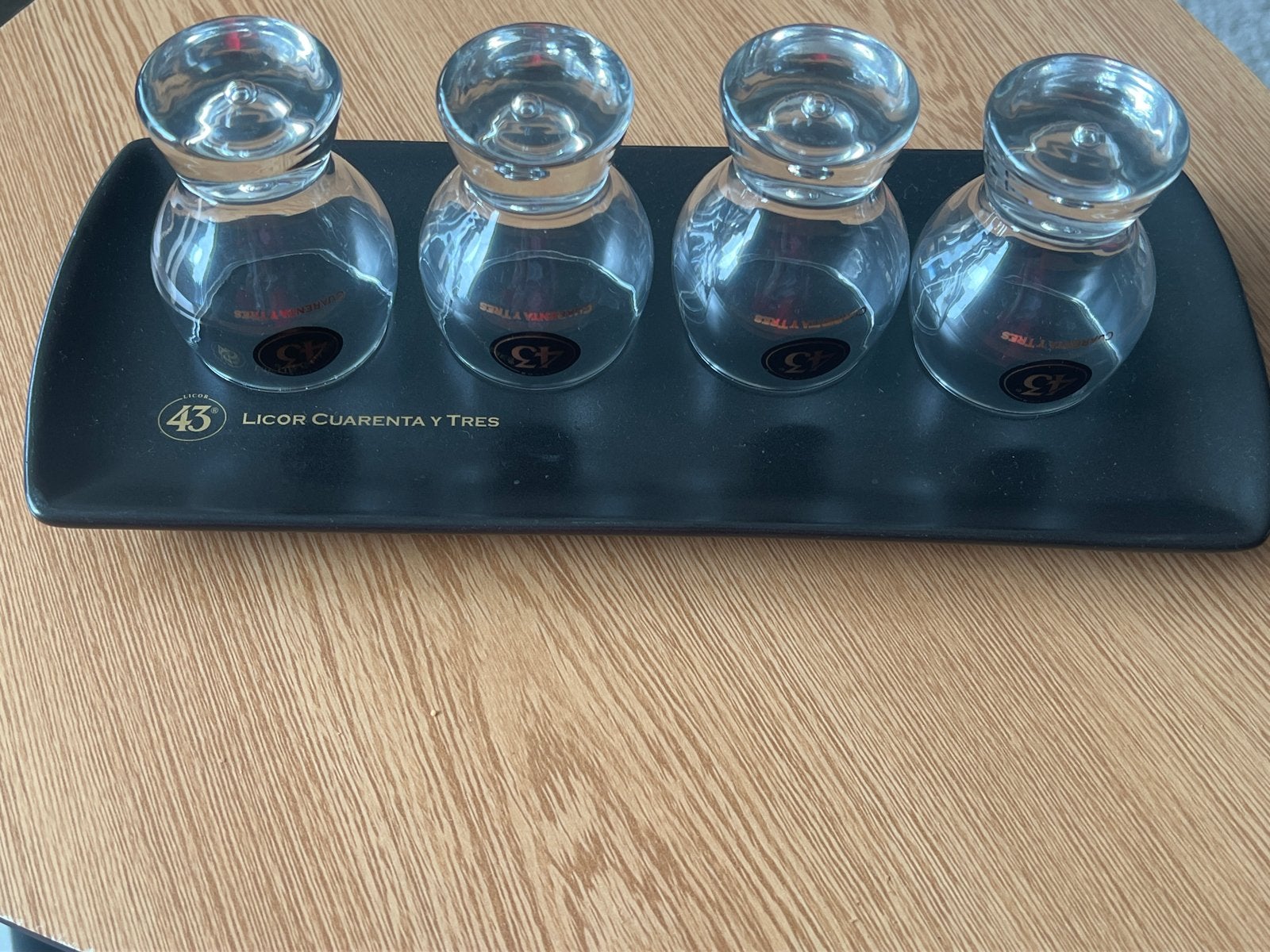 Licor 43 set, serveerplateau met 4 borrelglaasjes, Ophalen of Verzenden, Zo goed als nieuw, Zwart, Glas
