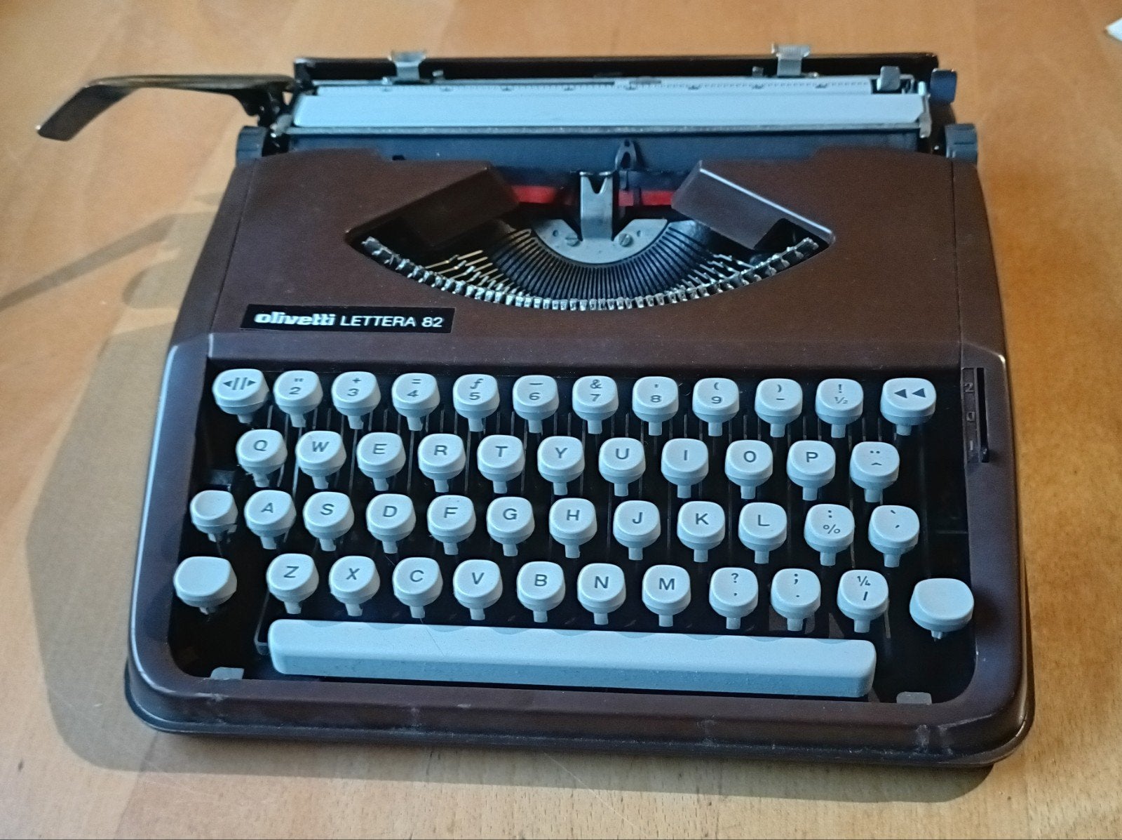Olivetti 82 Lettera typemachine bruin, Diversen, Typemachines, Ophalen of Verzenden, Zo goed als nieuw