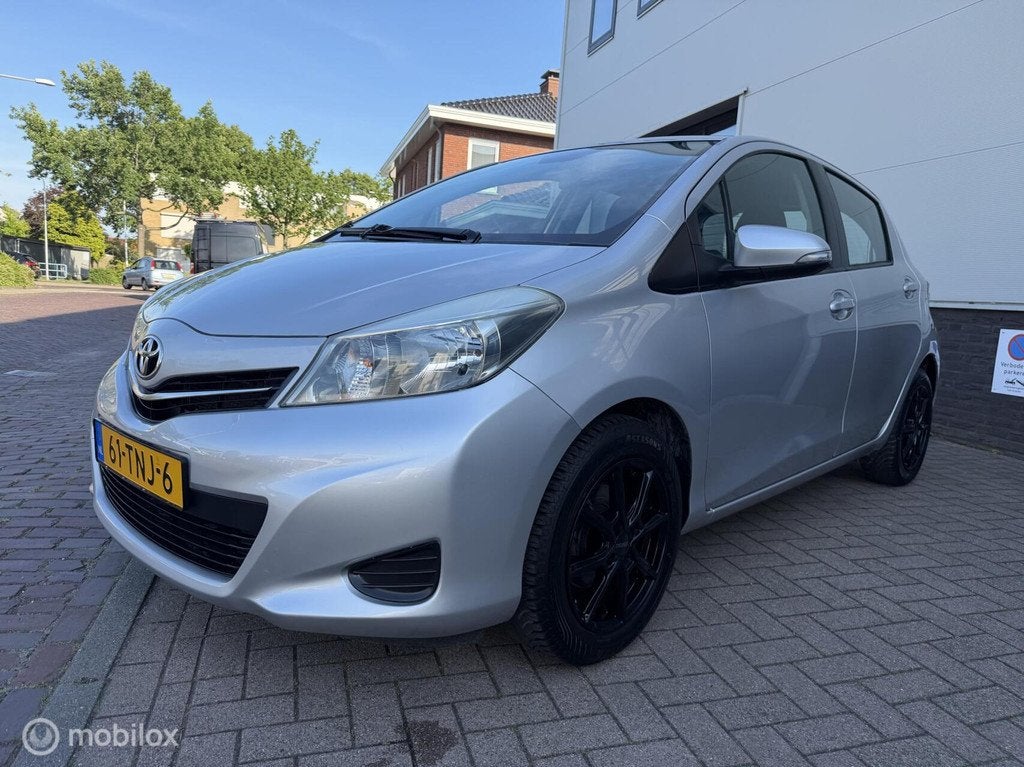 Toyota Yaris 1.3 VVT-i Aspiration AIRCO /CAMERA /TREKHAAK, Auto's, Toyota, Euro 5, 4 cilinders, Bedrijf, 99 pk