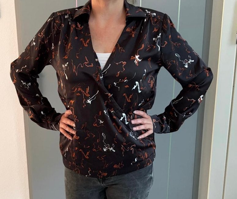 Nikkie blouse maat 40 zwart met oranje/witte print, Ophalen of Verzenden, Zo goed als nieuw, Maat 38/40 (M), Zwart