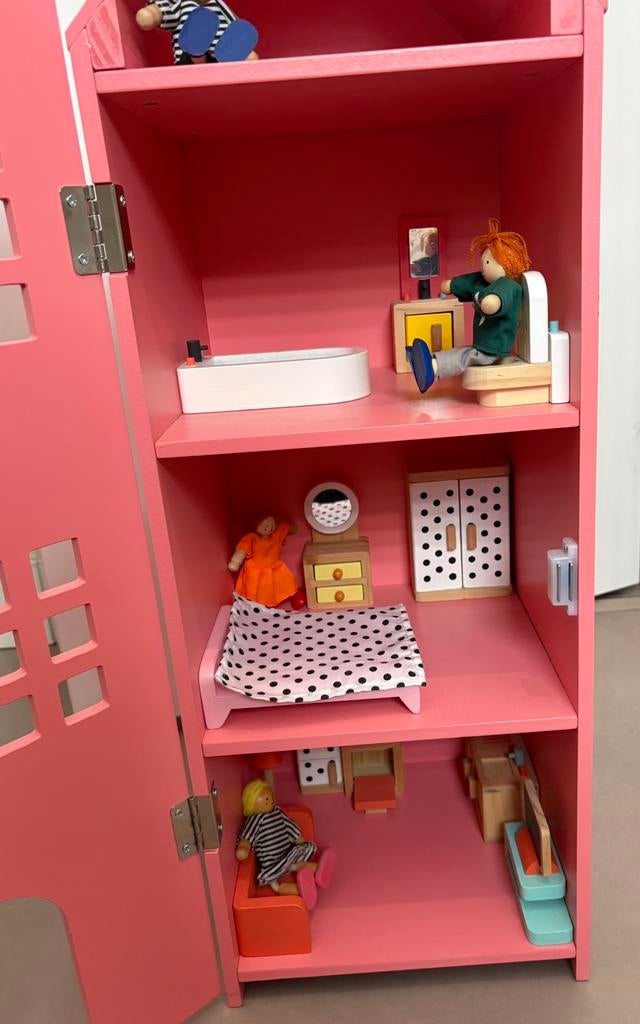 Poppenhuis roze met inboedel en poppetjes, Ophalen, Zo goed als nieuw, Poppenhuis