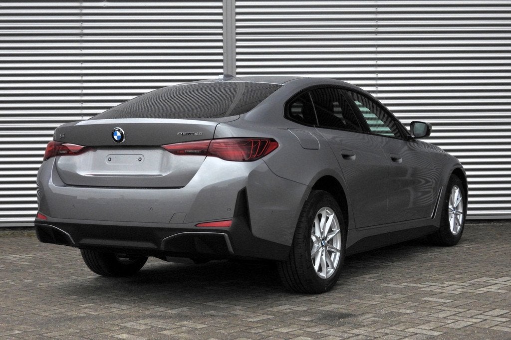 BMW i4 eDrive40 / Schuif-kanteldak / Achteruitrijcamera / Ad, Auto's, BMW, Achterwielaandrijving, Zwart, 2020 kg, Automatische klimaatregeling