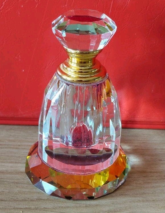 Decoratieve Kristallen Parfumfles met Gouden Accent, Verzenden, Zo goed als nieuw, Parfumfles