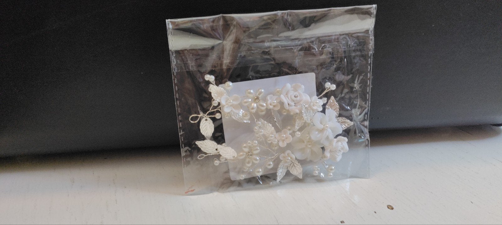 Bruidshaaraccessoire met parels en bloemen, Kleding | Dames, Trouwkleding en Trouwaccessoires, Ophalen of Verzenden, Nieuw, Wit