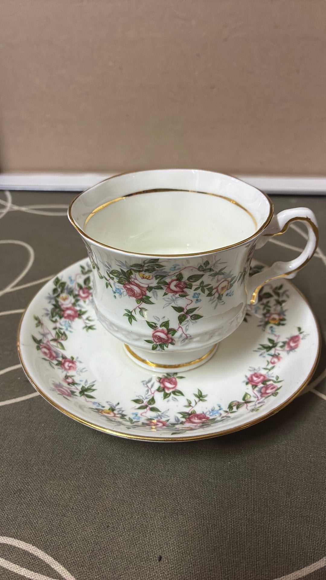 Balmoral Castle Bone China Kop en Schotel - Rozenpatroon, Verzenden