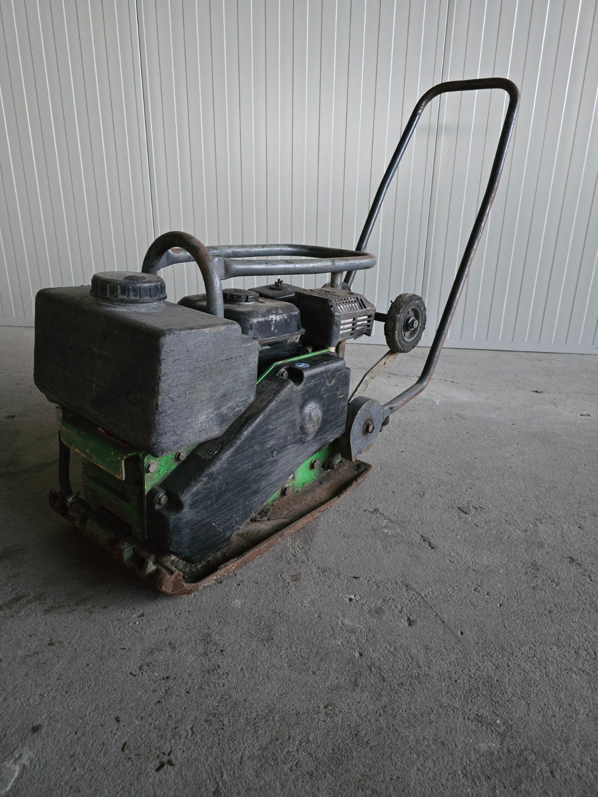 Bomag BP10/36-2 trilplaat | 83 kg | Met watertank te koop bij Vonk Bouwmaterieel