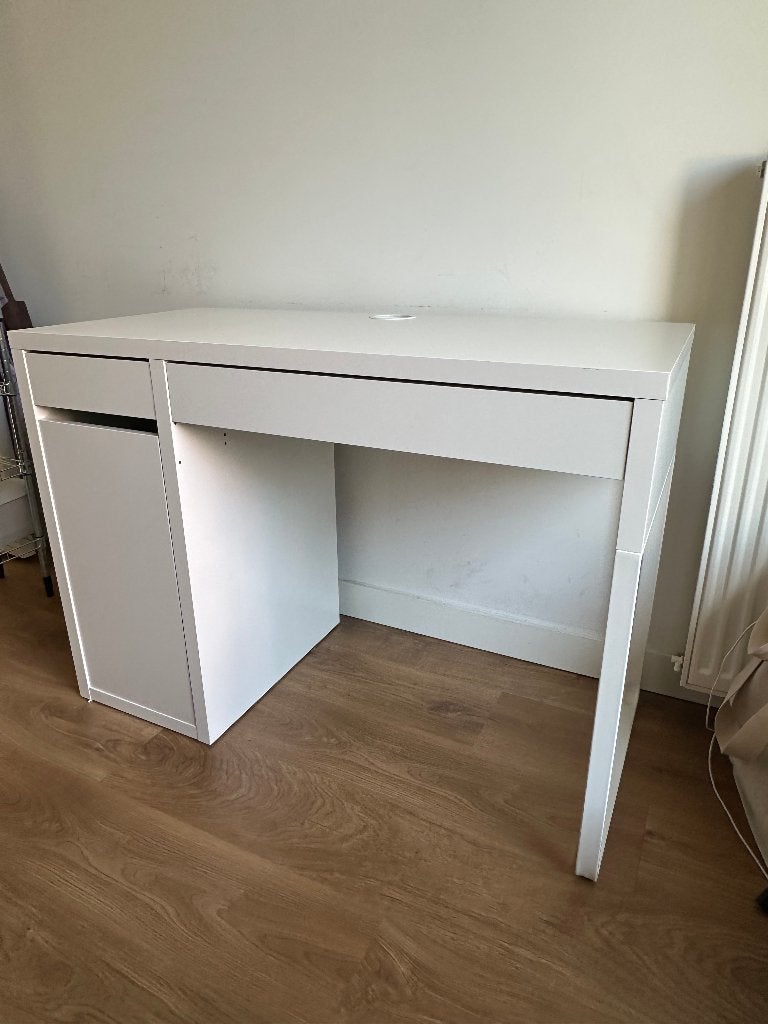 IKEA MICKE Desk, white, Huis en Inrichting, Bureaus, Bureau-kast combinatie, IKEA, Scandinavisch, Spaanplaat of MDF, Wit, Kabelgoot
