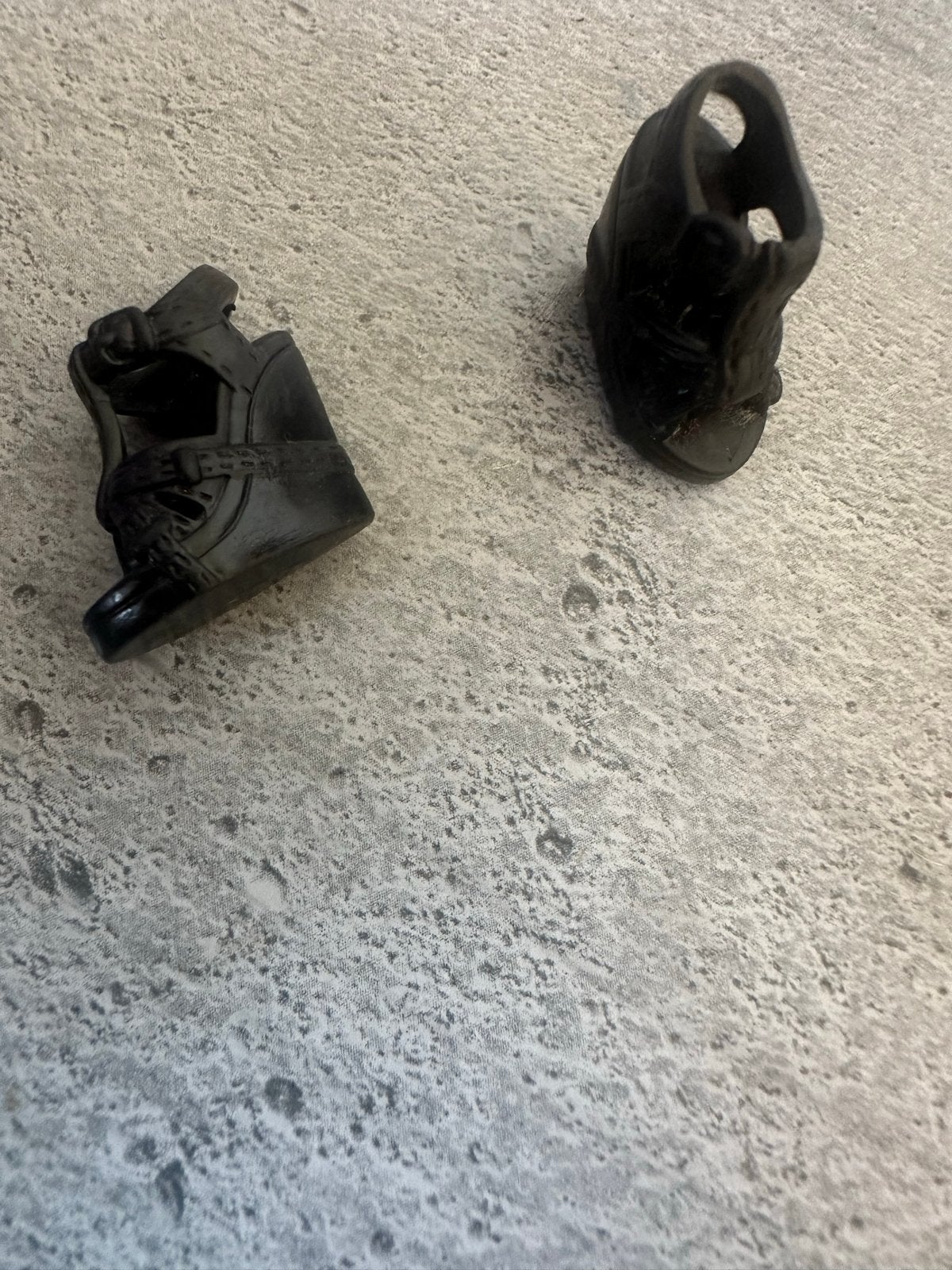 Barbie hakken - Zwarte schoenen voor Barbiepop, Verzamelen, Poppen, Ophalen of Verzenden, Gebruikt