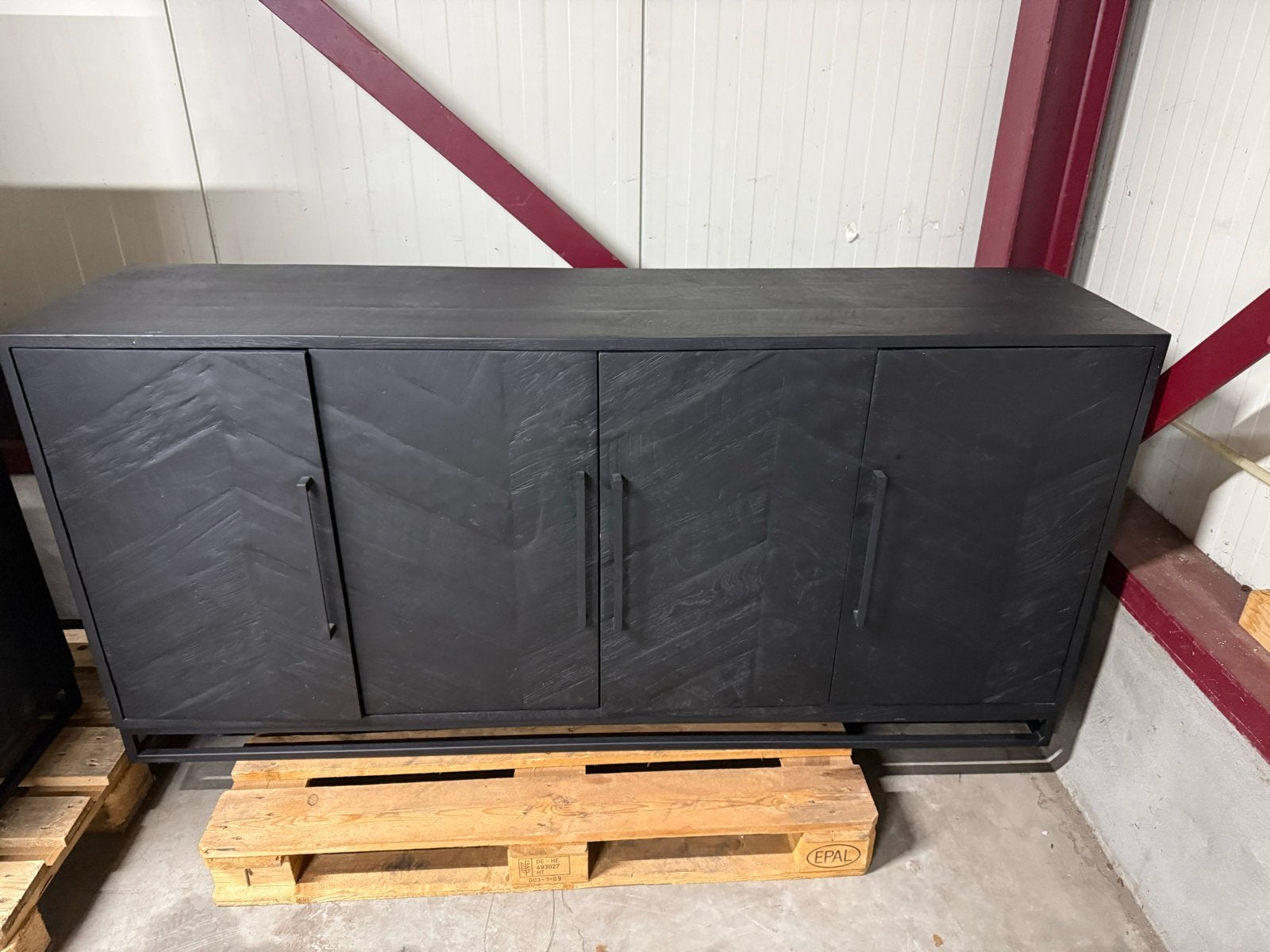Zwart dressoir met visgraatmotief en metalen onderstel, Ophalen, 150 tot 200 cm, Zo goed als nieuw, 25 tot 50 cm