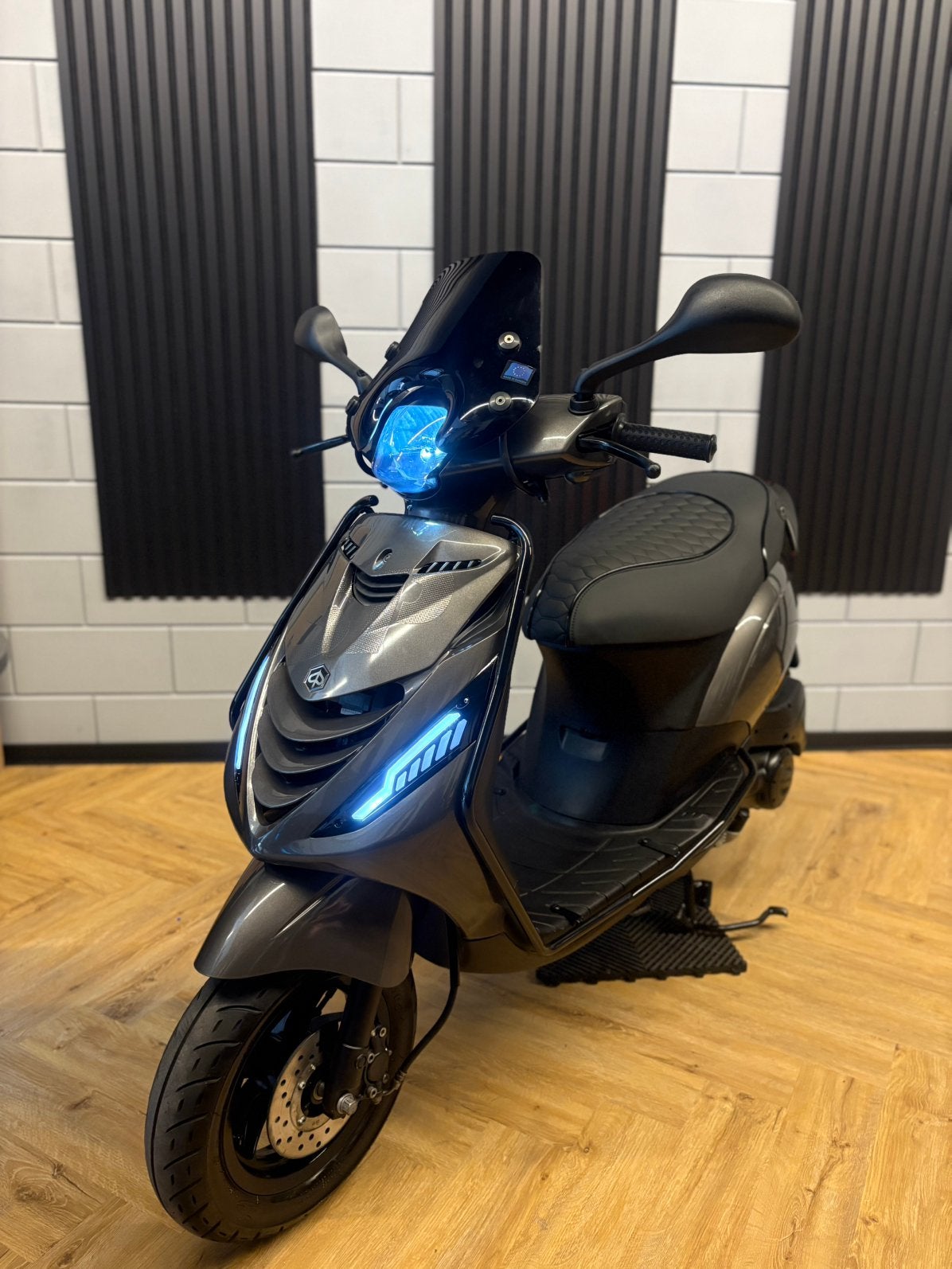 PIAGGIO ZIP 4T 3V BROM 2022 FULL OPTION PORSCHE AGAAT GRIJS, Maximaal 45 km/u, Zip, Ophalen of Verzenden, Zo goed als nieuw