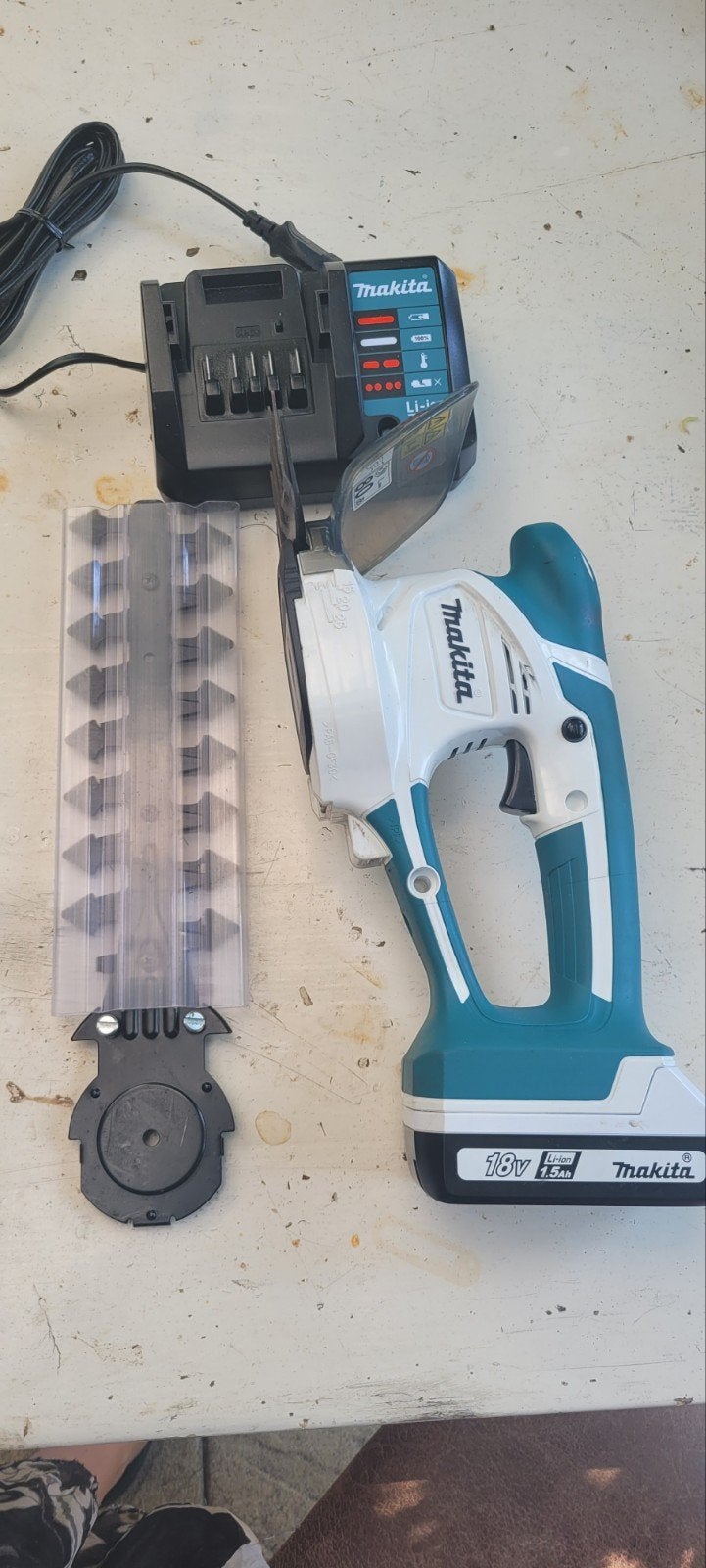 Makita 18V Accu Graskantenschaar / Heggenschaar (DUM604Z), Ophalen, Zo goed als nieuw, Accu