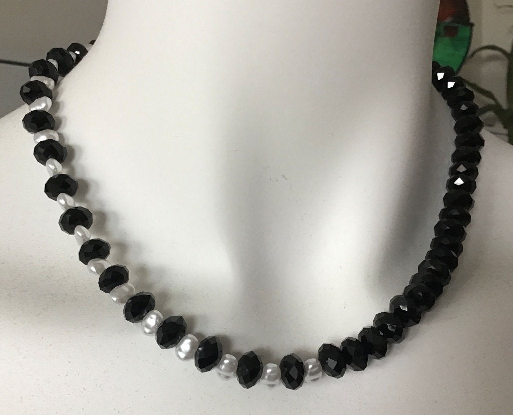 Exclusieve ketting met zoetwaterparels en geslepen facet., Verzenden, Zwart, Nieuw, Verstelbaar