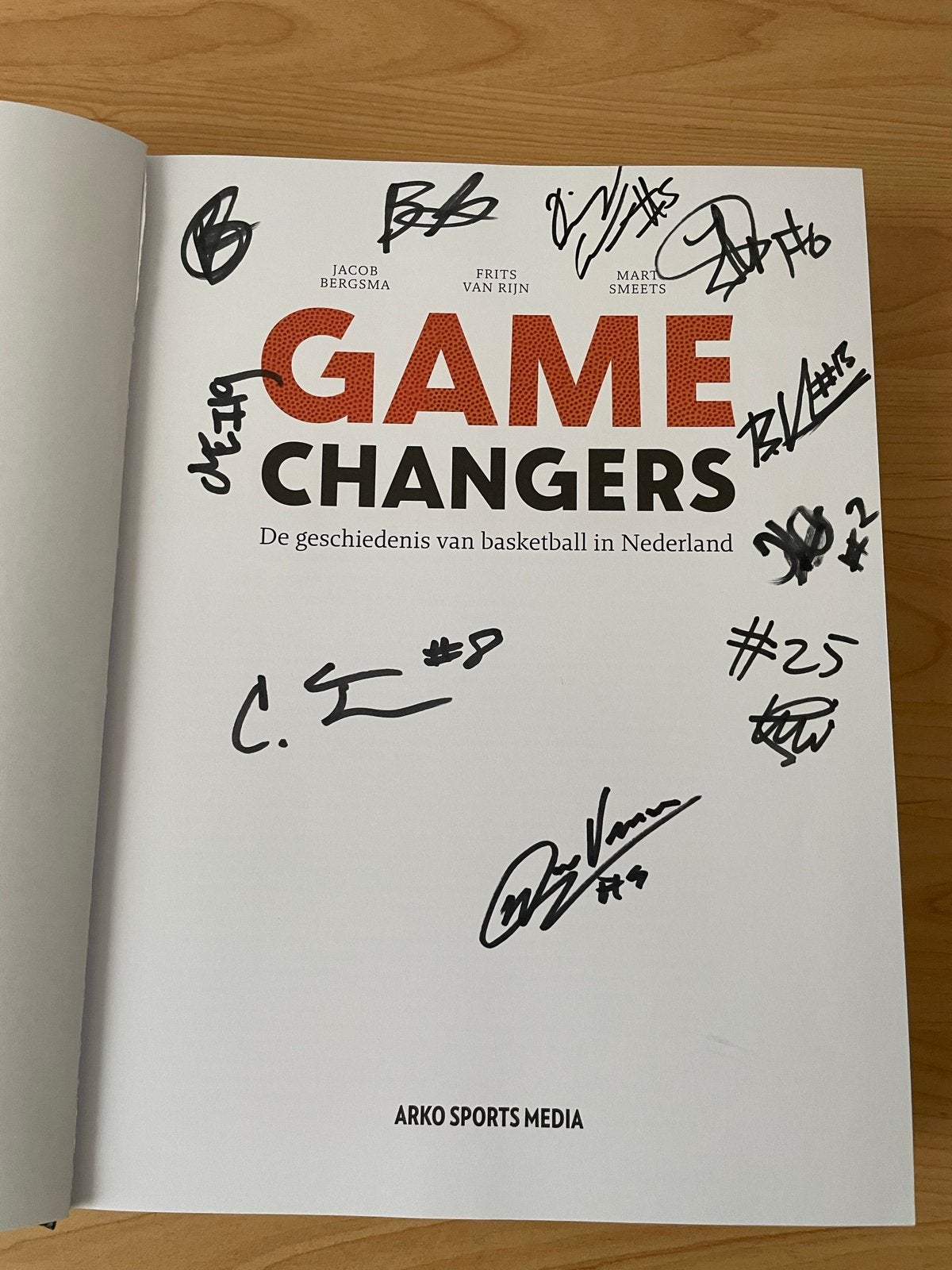 Boek geschiedenis basketbal speciale gesigneerde uitgave, Ophalen of Verzenden, Nieuw, Balsport