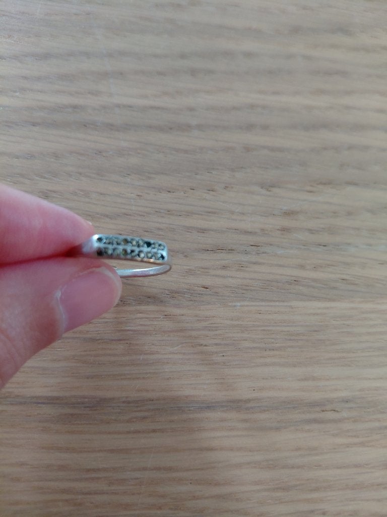 ring met diverse steentjes 2 lagen boven elkaar / dun, Gebruikt, Ophalen of Verzenden, 17 tot 18, Dame