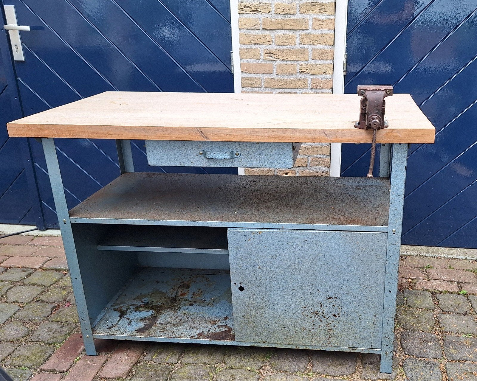 Metalen werkbank met hardhouten blad en bankschroef, Doe-het-zelf en Verbouw, Werkbanken, Ophalen, Gebruikt, 70 tot 120 cm, Bankschroef