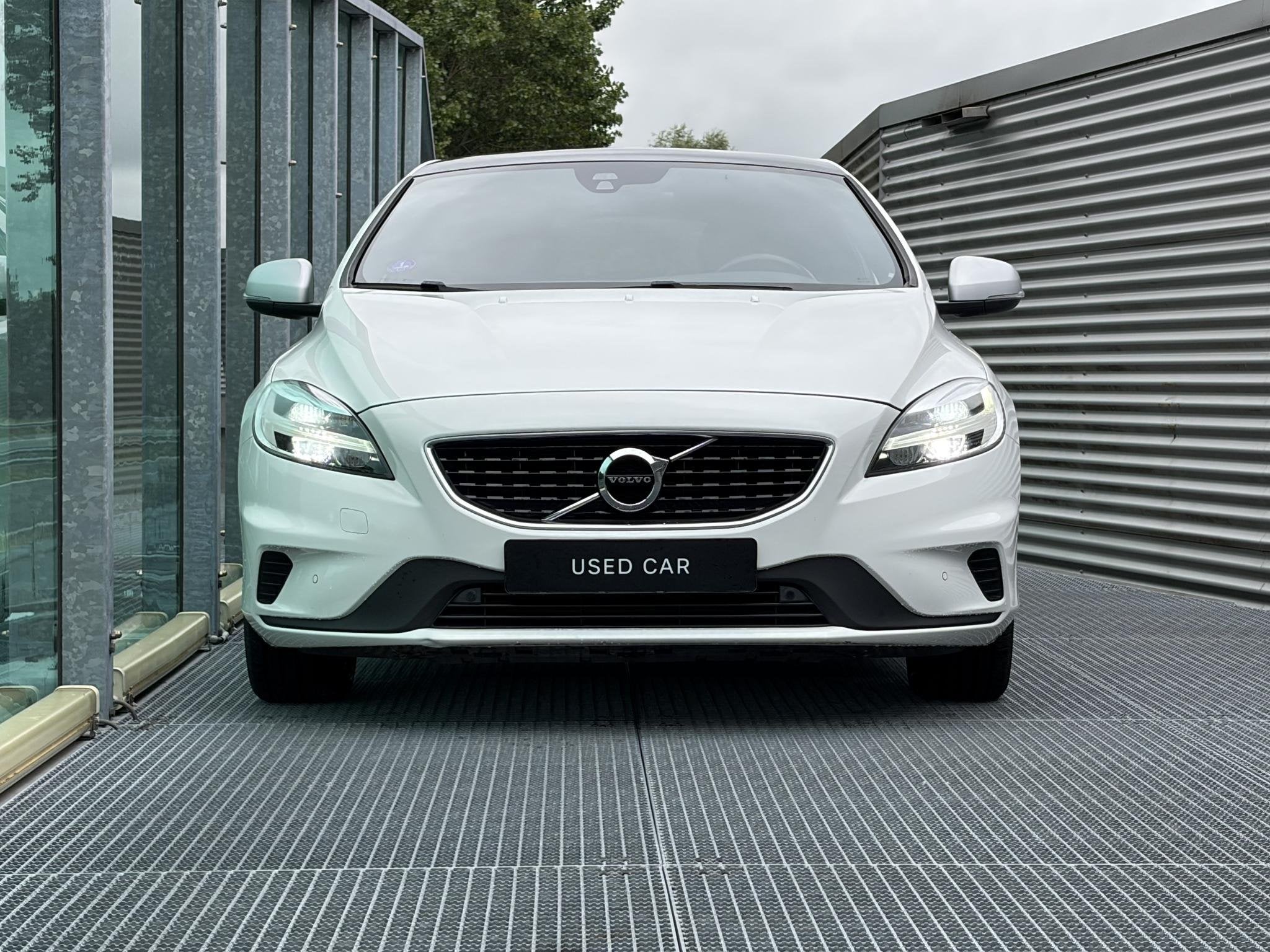 Volvo V40 1.5 T3 Polar+ Sport Automaat / Panoramadak / Leder, Euro 6, 4 cilinders, 700 kg, Wit