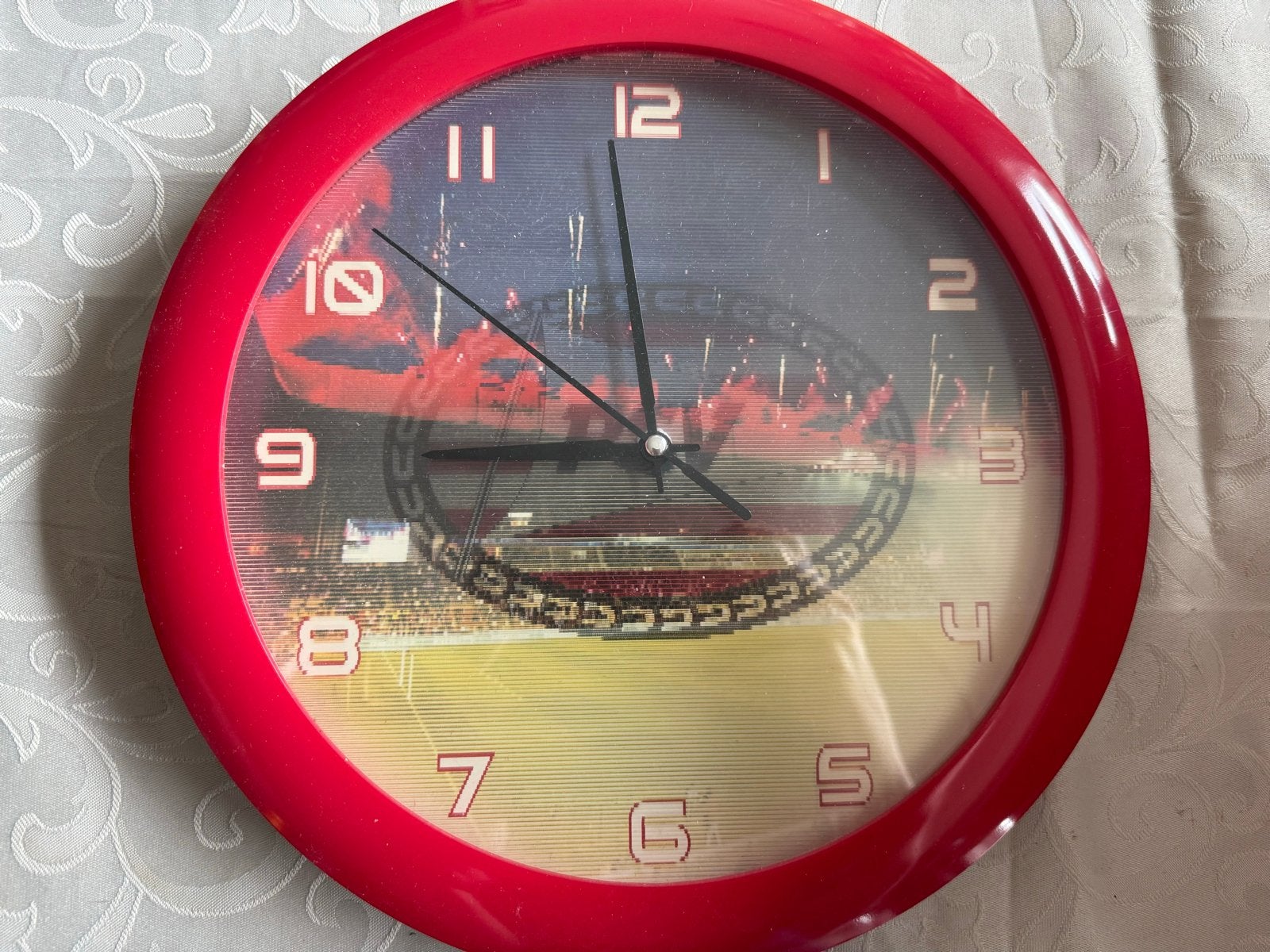Rode wandklok PSV met stadionafbeelding, werkt nog, Gebruikt, Werkt op batterijen, Ophalen of Verzenden, Rood