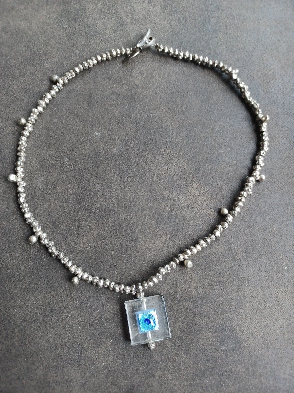 Zilverkleurige ketting met blauw-wit glazen hanger, Gebruikt, Verzenden, Zilver, Overige materialen