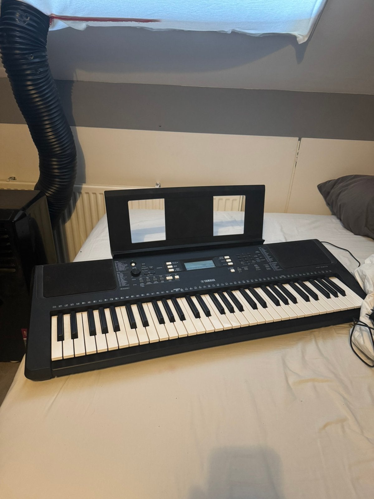 Yamaha PSR-E373 + Pedaal + Boekhouder + Adapter, Ophalen, 61 toetsen, Zo goed als nieuw, Midi-aansluiting