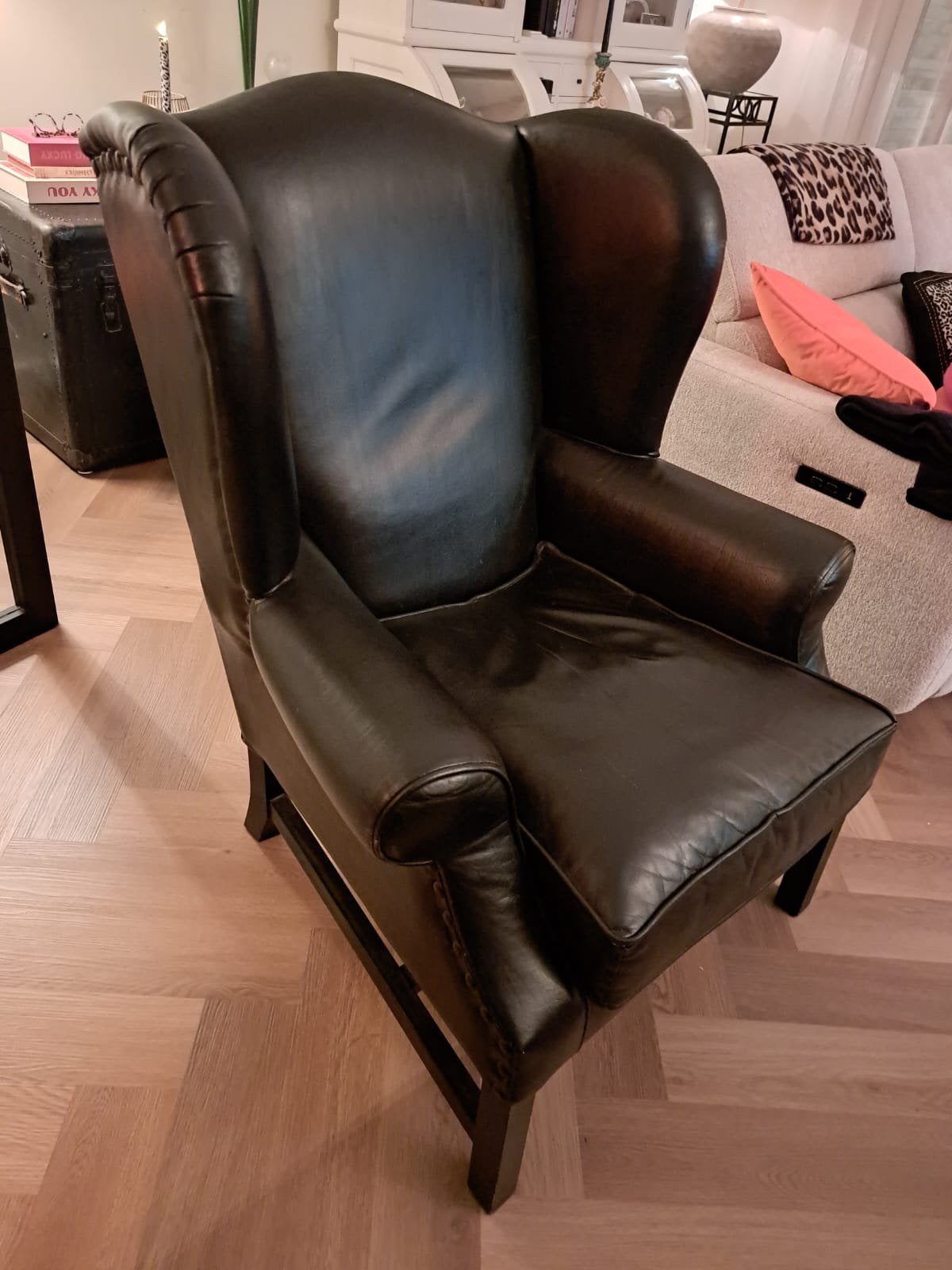 Zwart leren oor-Fauteuils , pronto, Ophalen, Gebruikt, 75 tot 100 cm, Klassiek en tikkie stoer door de studs aan de zijkant