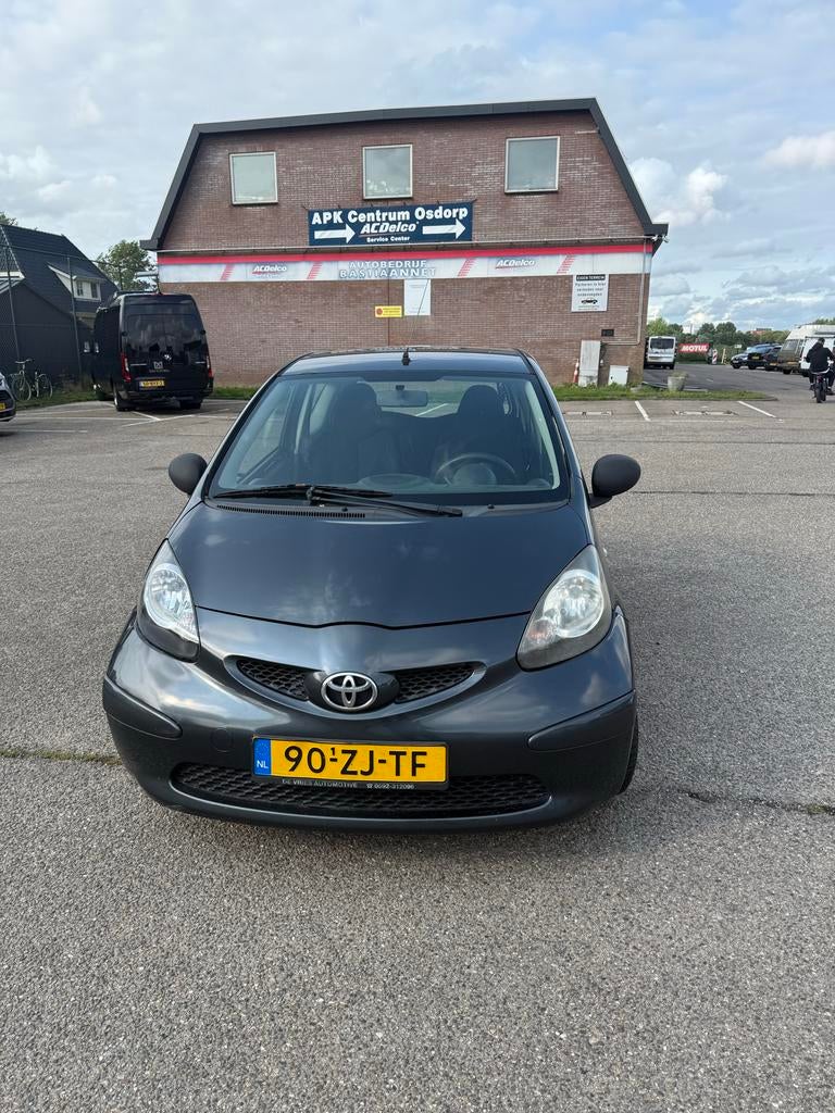Toyota Aygo 1.0 2008 motor defect!! Geen APK, Auto's, Toyota, Voorwielaandrijving, 4 stoelen, 68 pk, Origineel Nederlands
