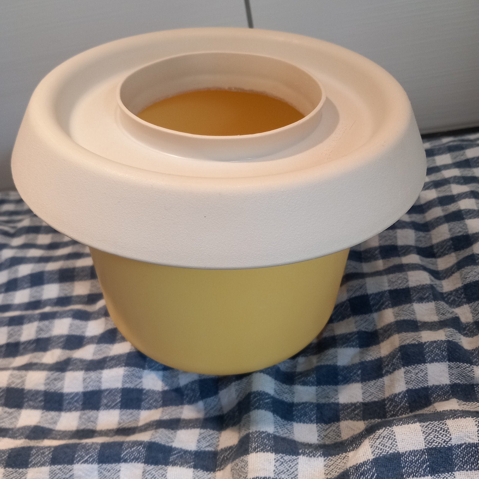 Tupperware beslagkom met spatdeksel - Geel/Crème, Ophalen of Verzenden, Gebruikt, Geel, Bak of Kom