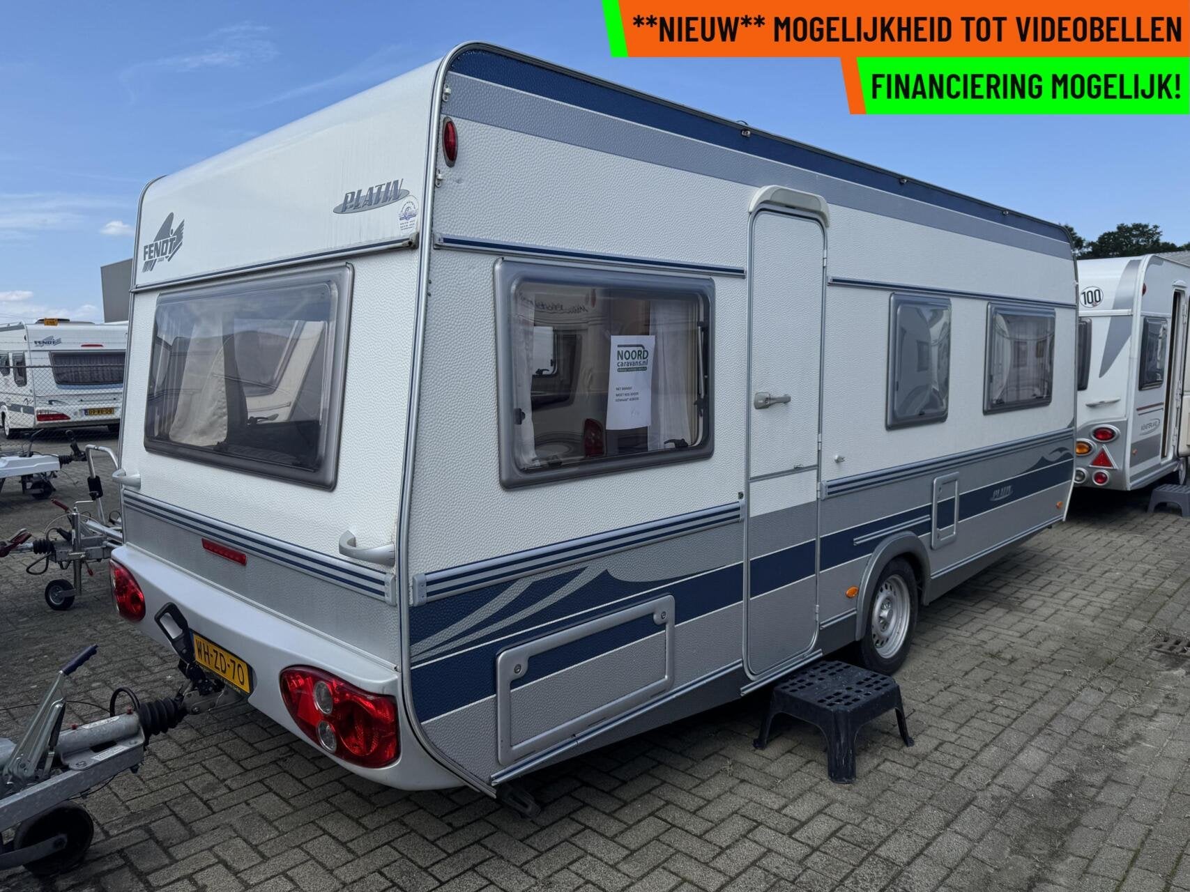 FENDT PLATIN PLATIN 530 ENKELE BEDDEN + RONDZIT + VOORTENT, Caravans en Kamperen, 7 tot 8 meter, Bedrijf, Fendt, Hordeur