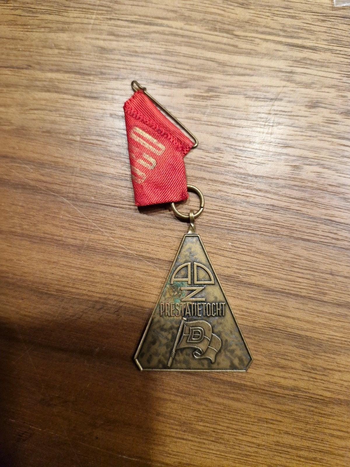 081 Vintage Medaille 'Prestatie Tocht' met rood lintje, Ophalen of Verzenden