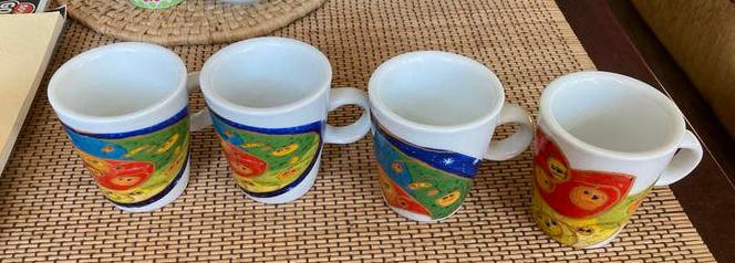 4 vrolijke koffiemokken-Design ELMA, Schoonhoven keramiek., Keramiek, Ophalen of Verzenden, Zo goed als nieuw, Overige stijlen