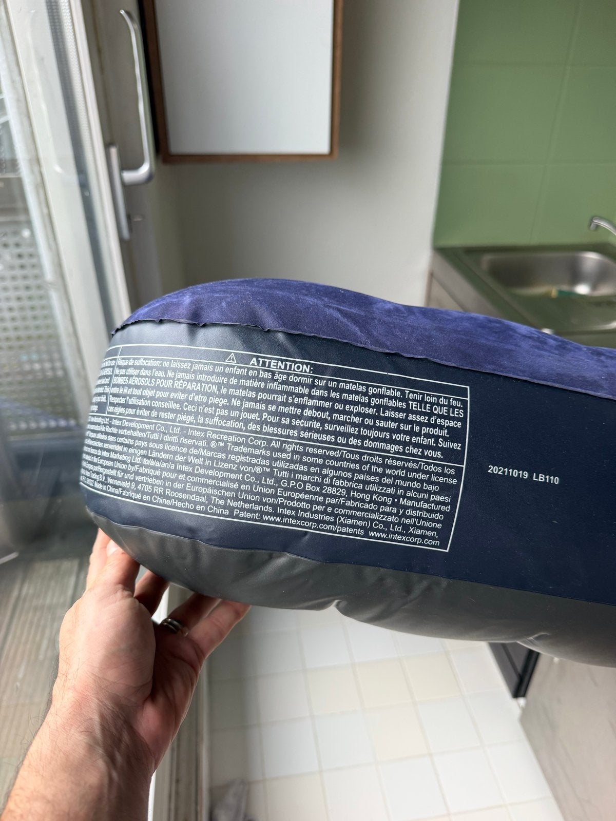 Intex eenpersoons luchtbed met elektrische pomp, Ophalen of Verzenden, Zo goed als nieuw, 1-persoons
