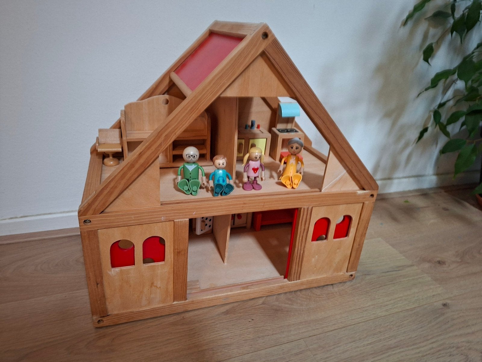 Mooi houten poppenhuis met meubels en poppen, Ophalen of Verzenden, Gebruikt, Poppenhuis