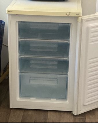 Gebruikte vriezer met lichte verkleuring, werkt perfect, Gebruikt, 75 tot 100 liter, Met aparte vriezer, 45 tot 60 cm