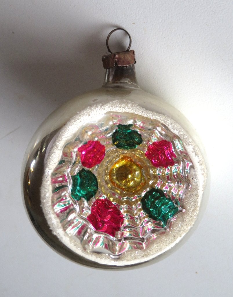 Oude Kerstbal: Deukbal met bloem ( geel, rood en groen ), Ophalen of Verzenden