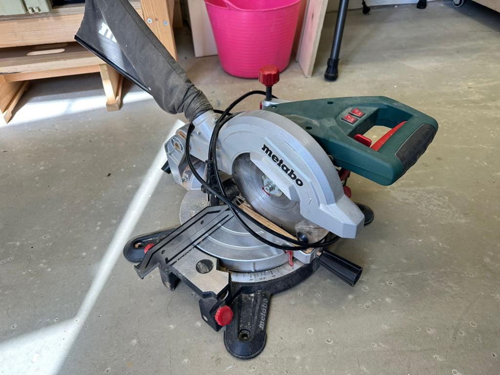 Metabo Afkortzaag - Krachtige en Betrouwbare Cirkelzaag, 600 tot 1200 watt, Ophalen of Verzenden, Zo goed als nieuw, Afkortzaag