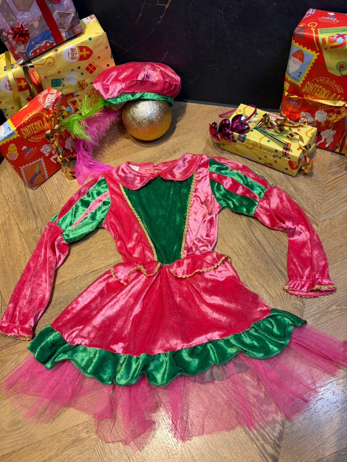 Pietenjurk pietenpak roze groen maat 122 set sinterklaas, Diversen, Sinterklaas, Ophalen of Verzenden, Zo goed als nieuw