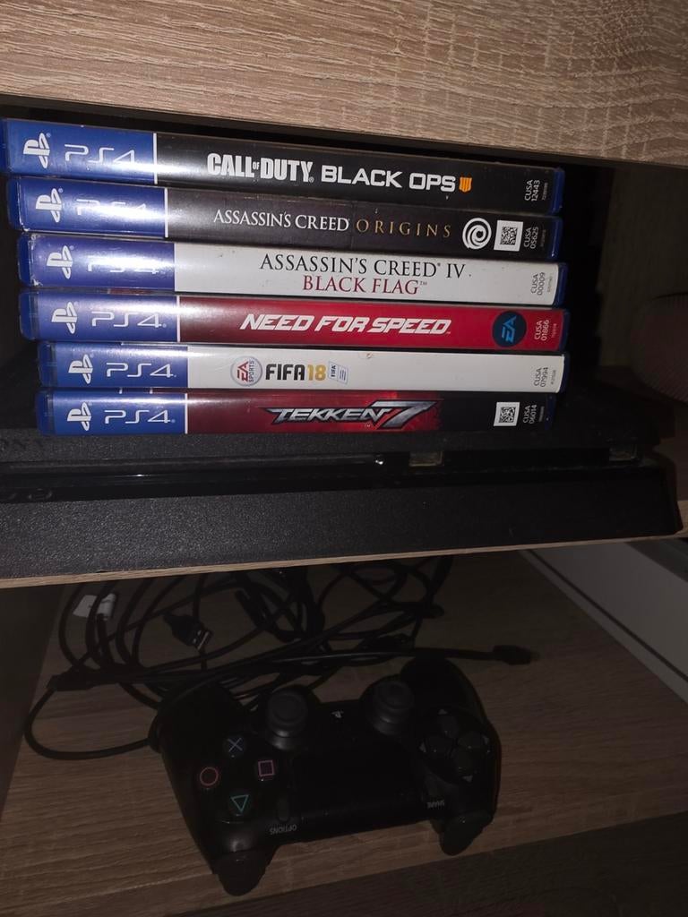 PS4 met 1 controller, oplaadkabel en diverse spellen, Spelcomputers en Games, Spelcomputers | Sony PlayStation 4, Gebruikt, Original