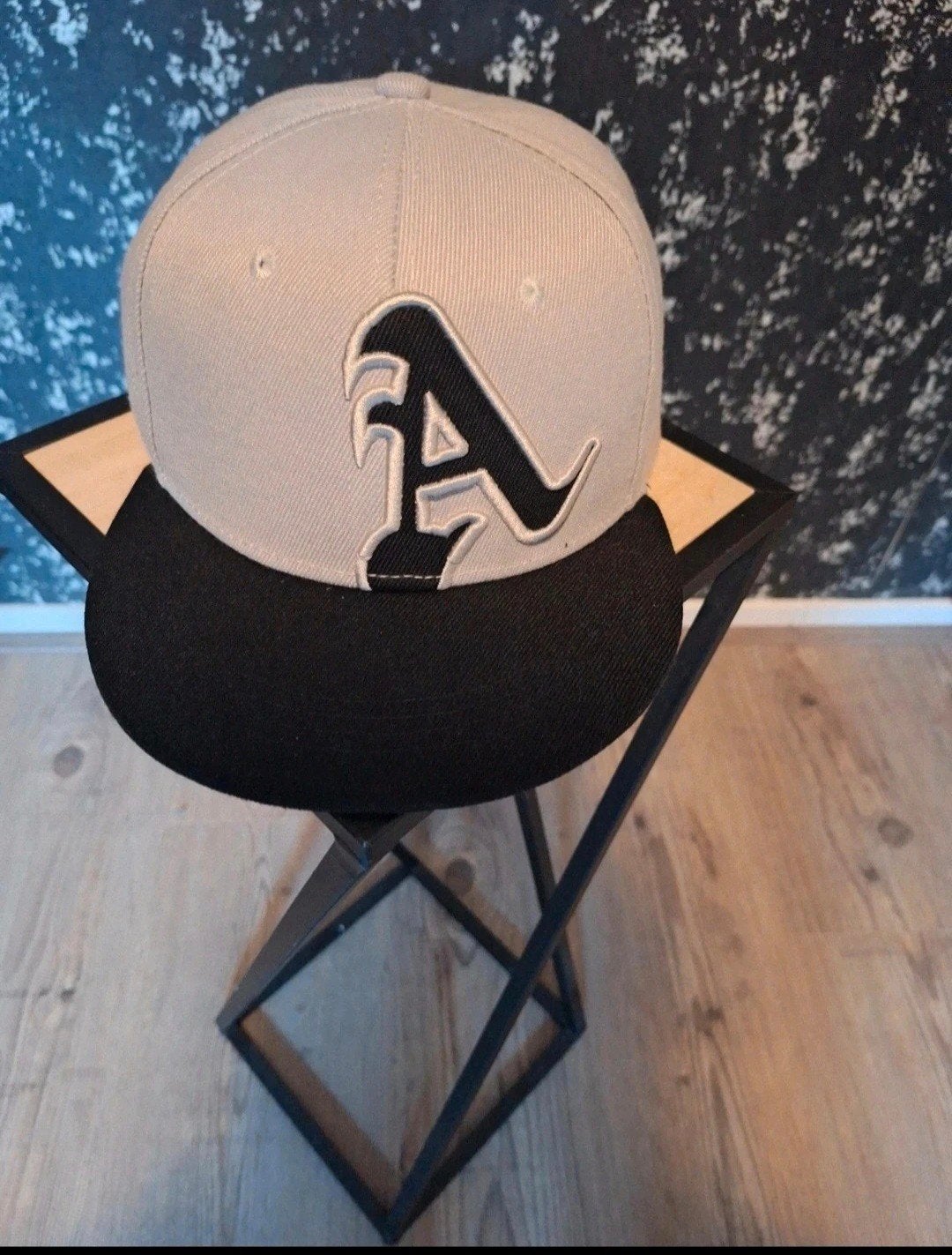 Stijlvolle pet met 'A' logo - Zo goed als nieuw, Kleding | Heren, Ophalen of Verzenden, Zo goed als nieuw, One size fits all, Pet