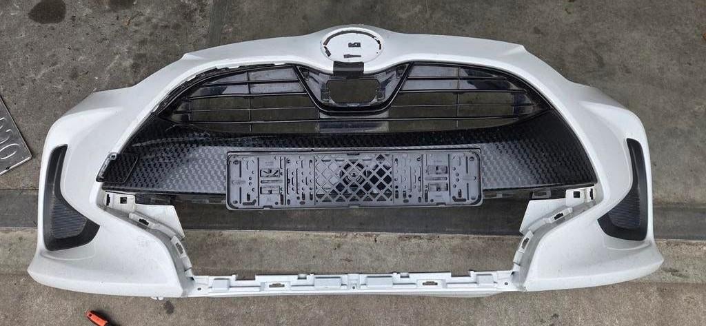VoorBumper Toyota yaris IV, Auto-onderdelen, Gebruikt, Voor, Ophalen of Verzenden, Toyota