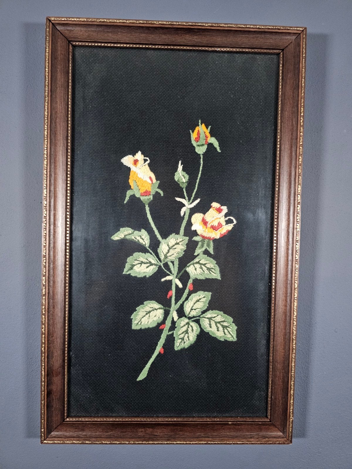 Geborduurd schilderij met rozen - Handgemaakt kunstwerk, Ophalen of Verzenden, Gebruikt, Handborduren, Overige typen