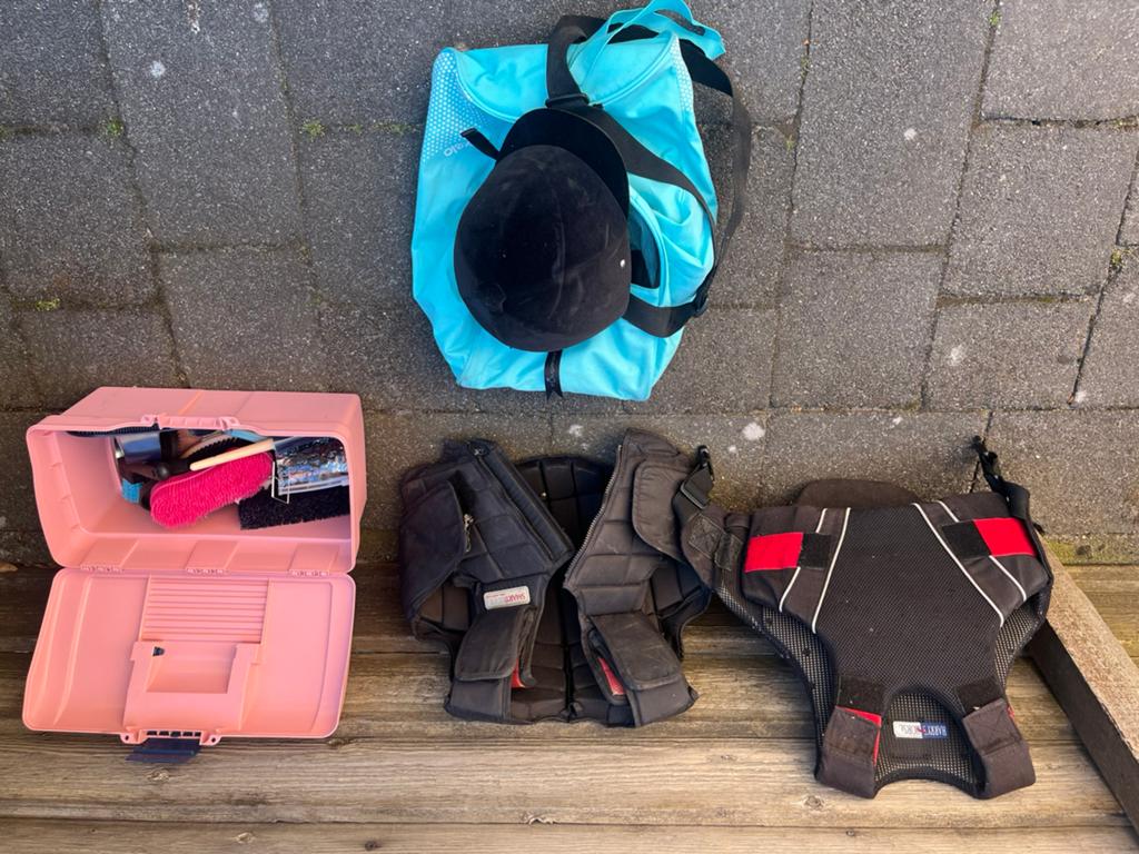 Paardenpakket. Cap, borstels 2x boddyprotector, Dieren en Toebehoren, Ophalen, Gebruikt