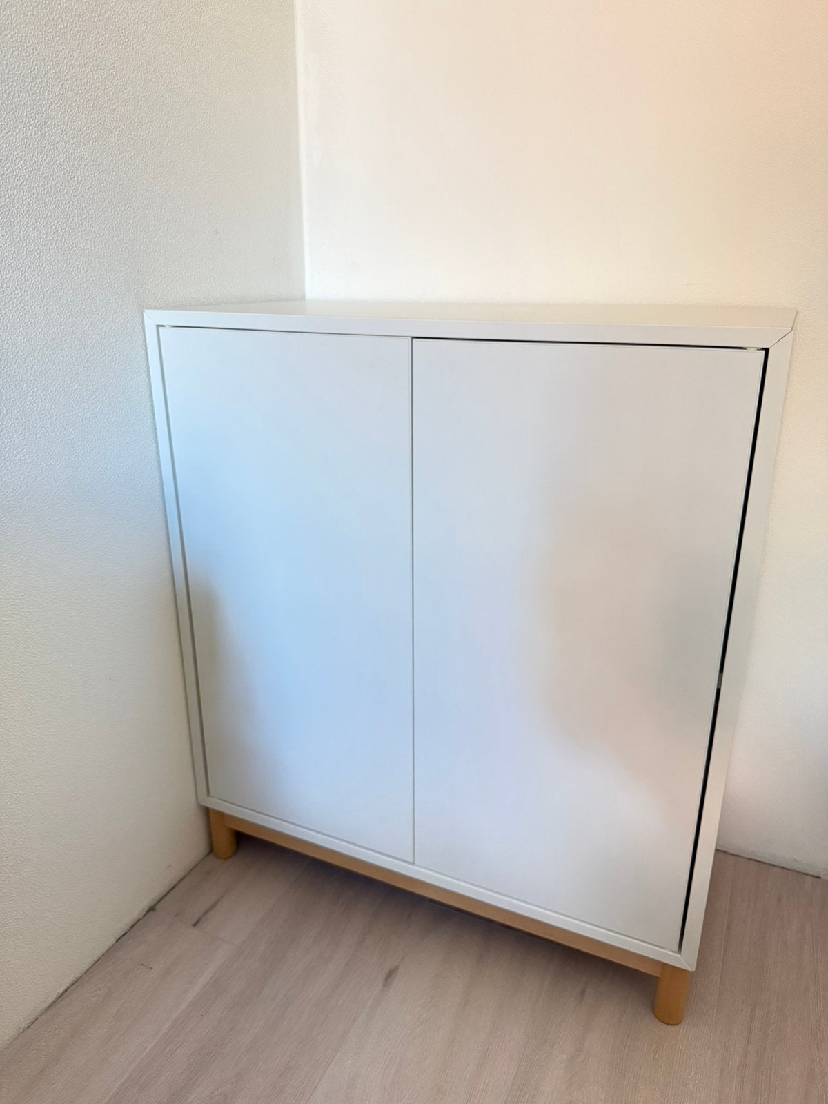 Ikea eket kast wit op houten poten, Ophalen, Zo goed als nieuw